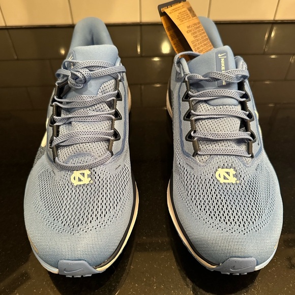 New! Nike Pegasus AirZoom UNC Carolina Tarheel Team Shoe - Picture 3 of 3